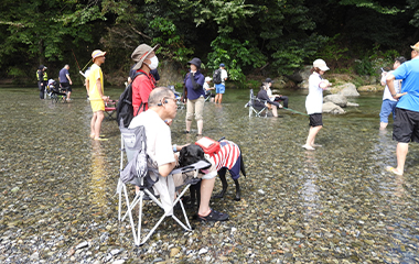 車いすを利用者と視覚障害者が「チェアリング」に挑戦する様子