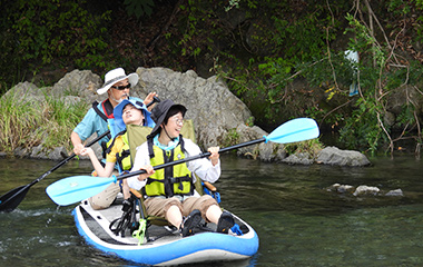 大型SUPボートで車いす利用者と視覚障害者が「SUP体験」にチャレンジする様子