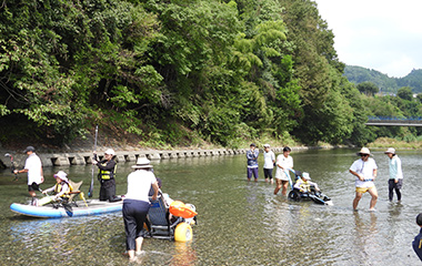川遊びを楽しんでいる様子