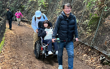 セラピーロードで車いすをサポートする様子