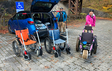 車いすけん引装置とアウトドア用車いす