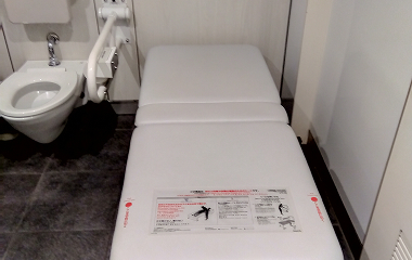 車いす対応トイレ内の介助用ベッド