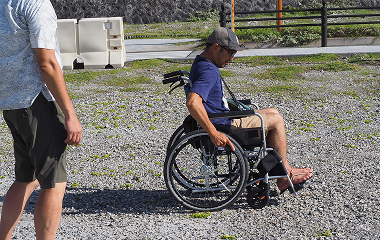 未舗装道路での車椅子操作体験の様子