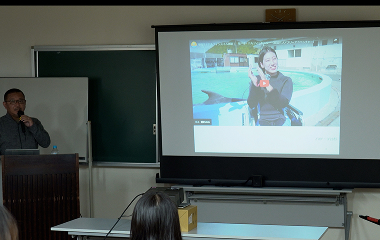講義で車いすドルフィンスイム体験の様子をユーチューブ動画を視聴する様子