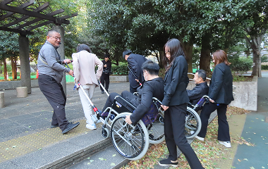 車いすけん引装置を利用して公園内の階段を昇る実体験の様子