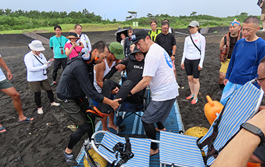 水陸両用車いす（モビチェア）に乗車している様子