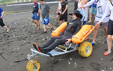 水陸両用車いす（モビチェア）でビーチを移動している様子