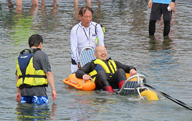 水陸両用車いす（モビチェア）で海に入水している様子