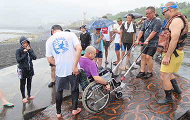 車いすけん引装置 JINRIKIでビーチに降りる様子