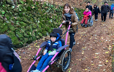 車いすでセラピーロードを散策する様子