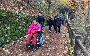 車いすでセラピーロードを散策する様子
