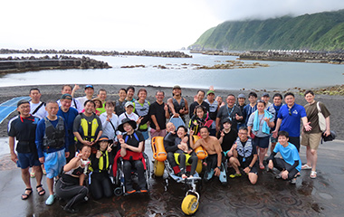 バリアフリービーチでのモニターツアー参加者の集合写真