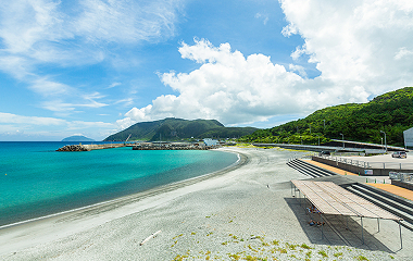 新島黒根海岸の風景