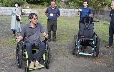 電動アシスト付きオフロード用車いす eトライク