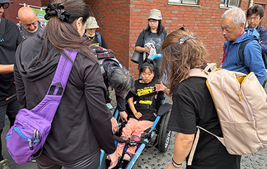 車いすの補助機材を点検する様子