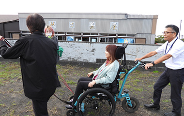 電動アシスト付きオフロード用車いす eプッシュ