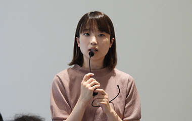 参加者が感想を話している様子