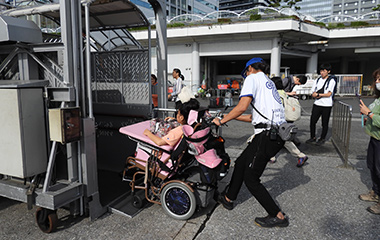 車いすで乗船する際のサポートの様子