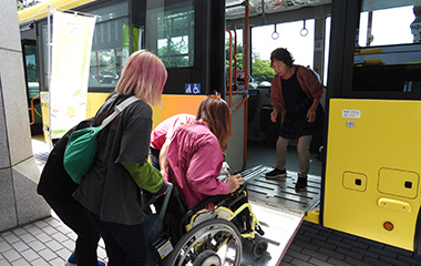 車いすでバスに乗車する際のサポートの様子