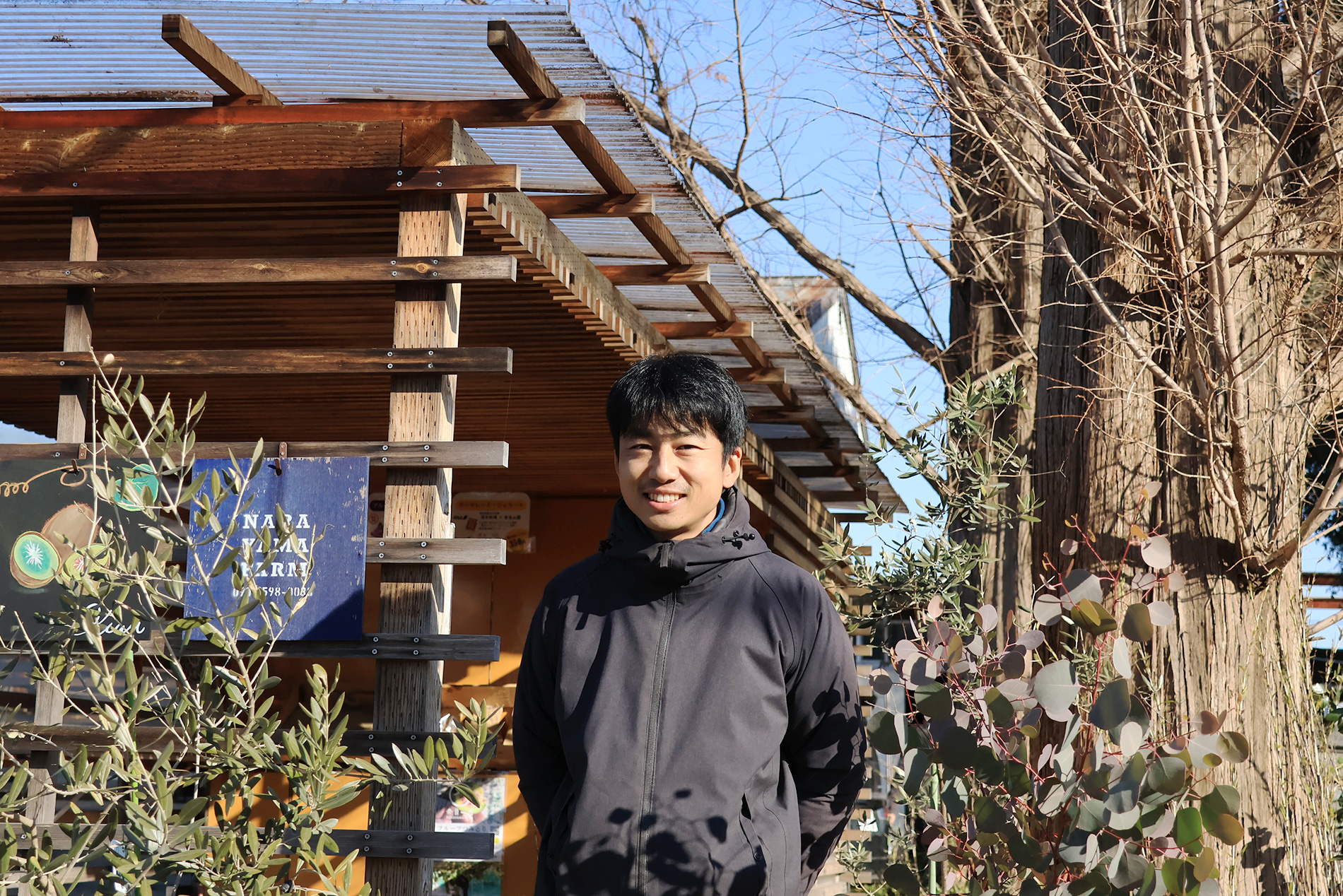 野崎林太郎さん（東京ジャム株式会社代表）がD I Yで作った販売所